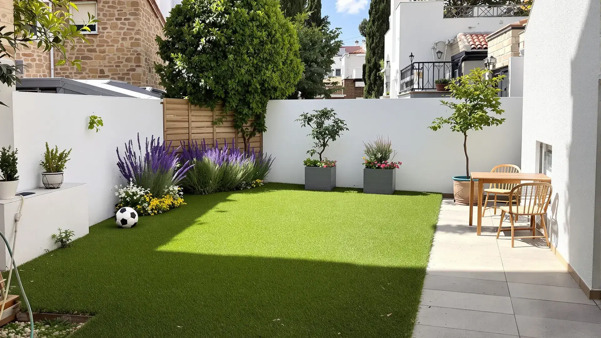 Patio urbano de Toledo con césped artificial de alta calidad y terraza porcelánica
